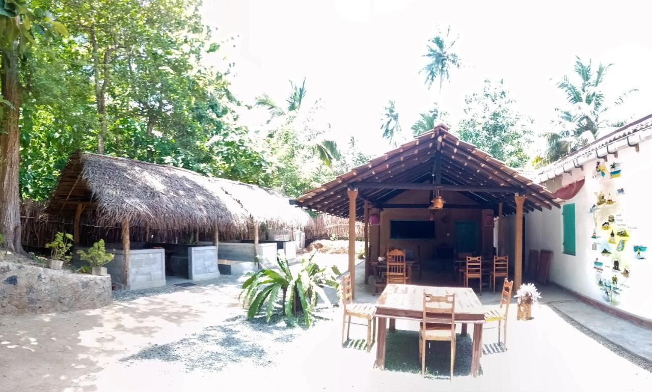 Lazy Monkey Sri Lanka Hostel Диквела Екстериор снимка
